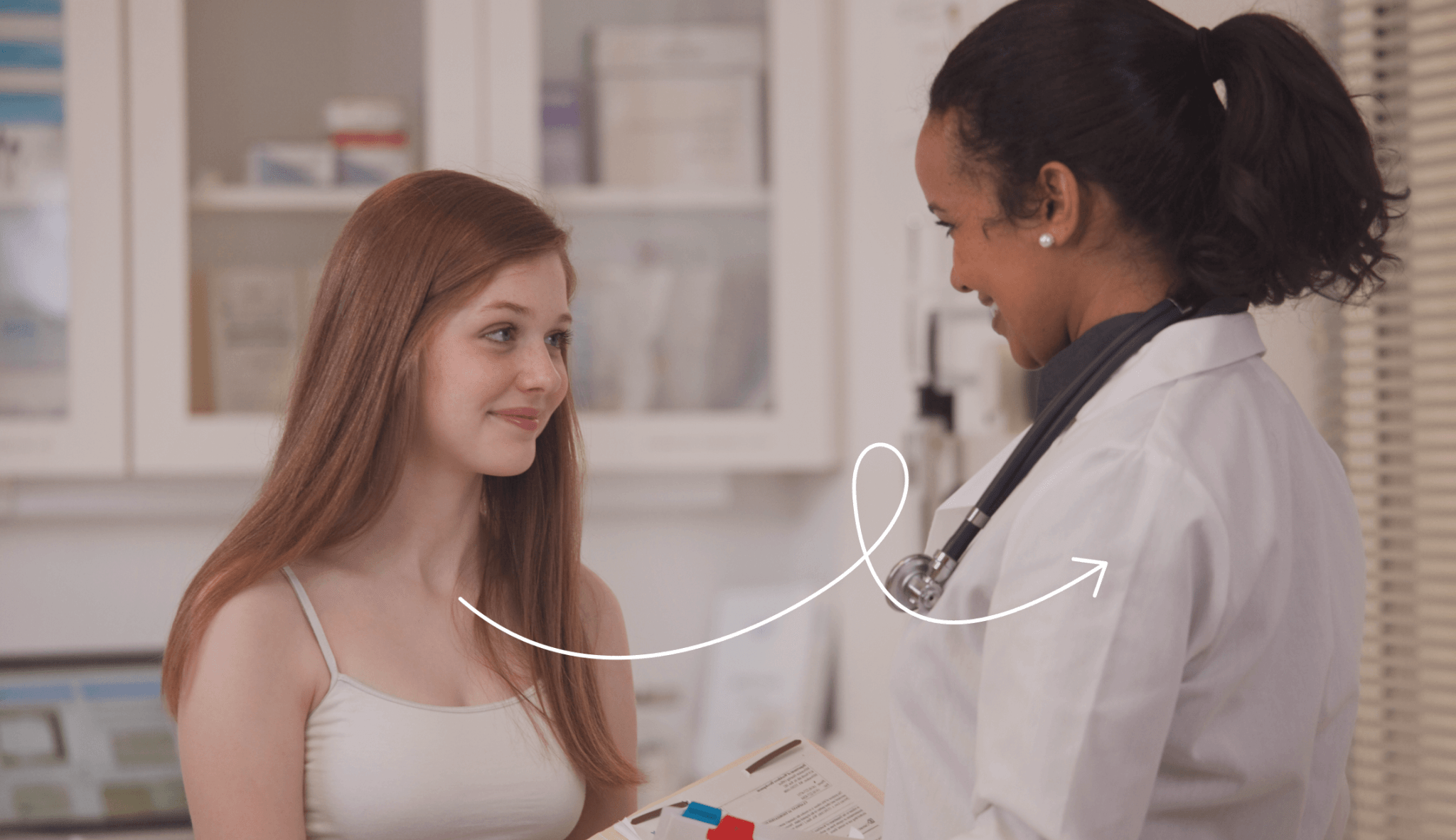 Adolescente de 15 ans discutant avec une médecin généraliste.
