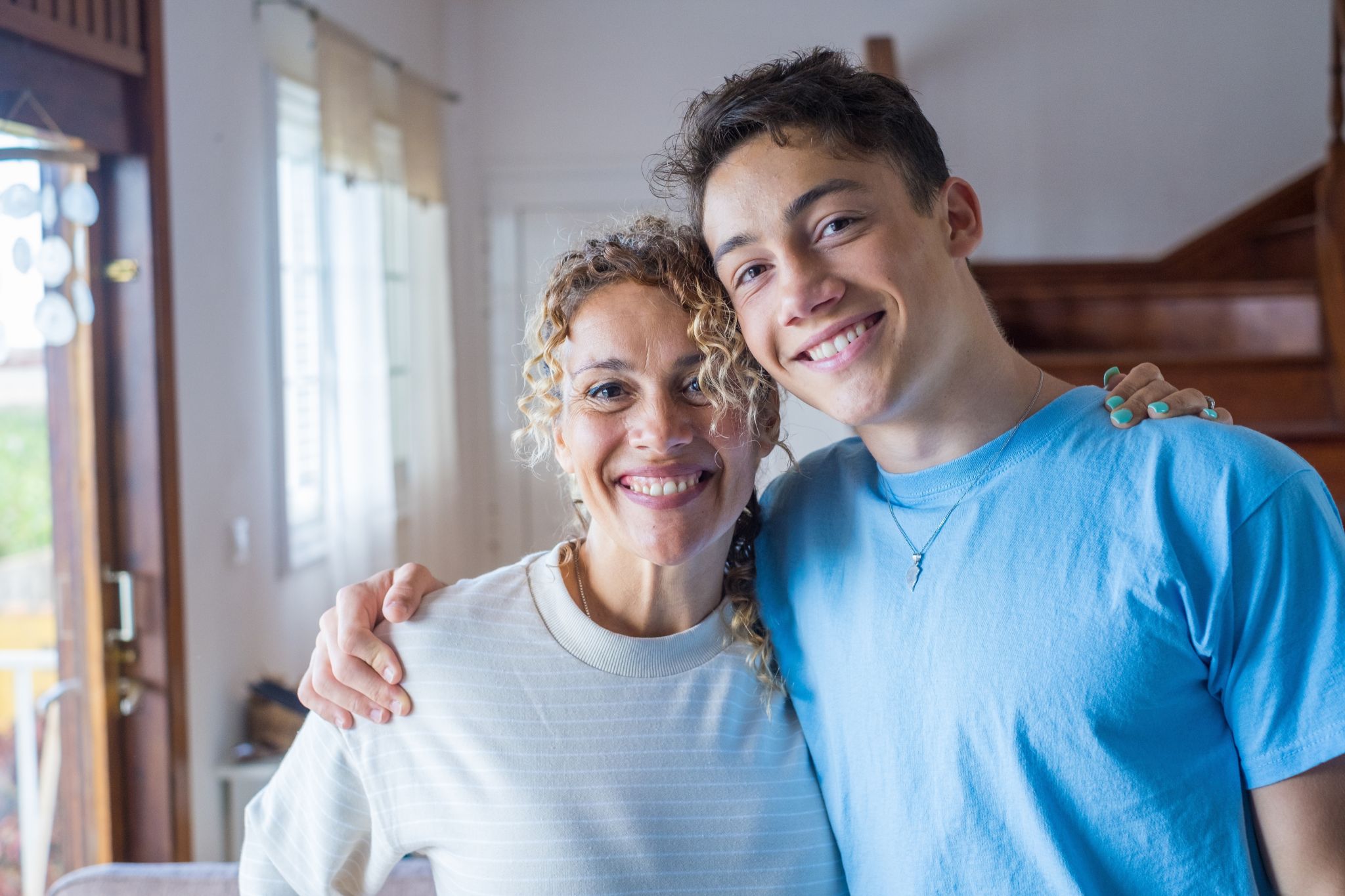 Photo jeune adolescent male avec sa maman : sujet prévention papillomavirus (HPV)