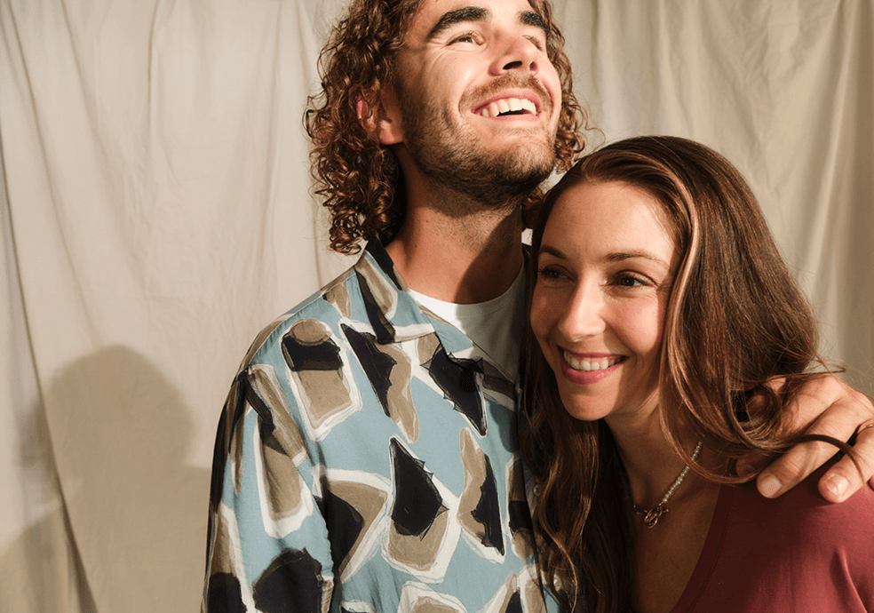 Jeune couple homme & femme qui sont heureux 