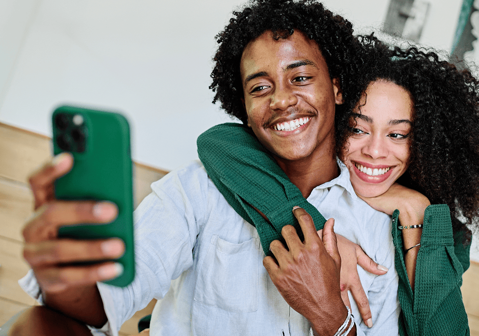 Jeune couple qui prend un selfie  : image de la section ''Comment je l'attrape ?'' sur le site papillomavirus 