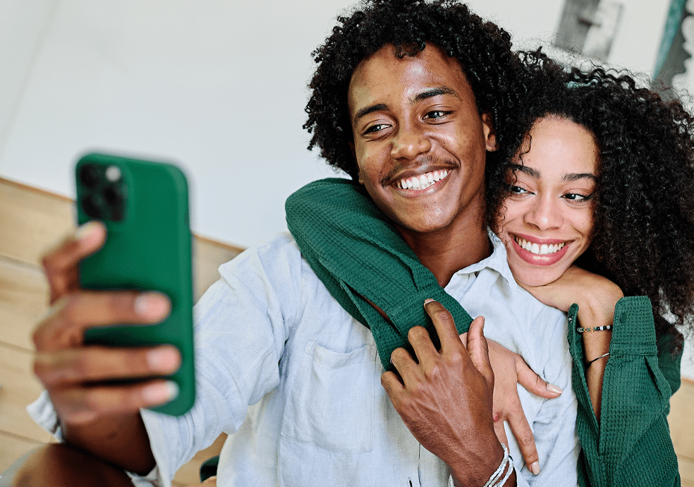 jeune couple femme & homme qui prend une selfie