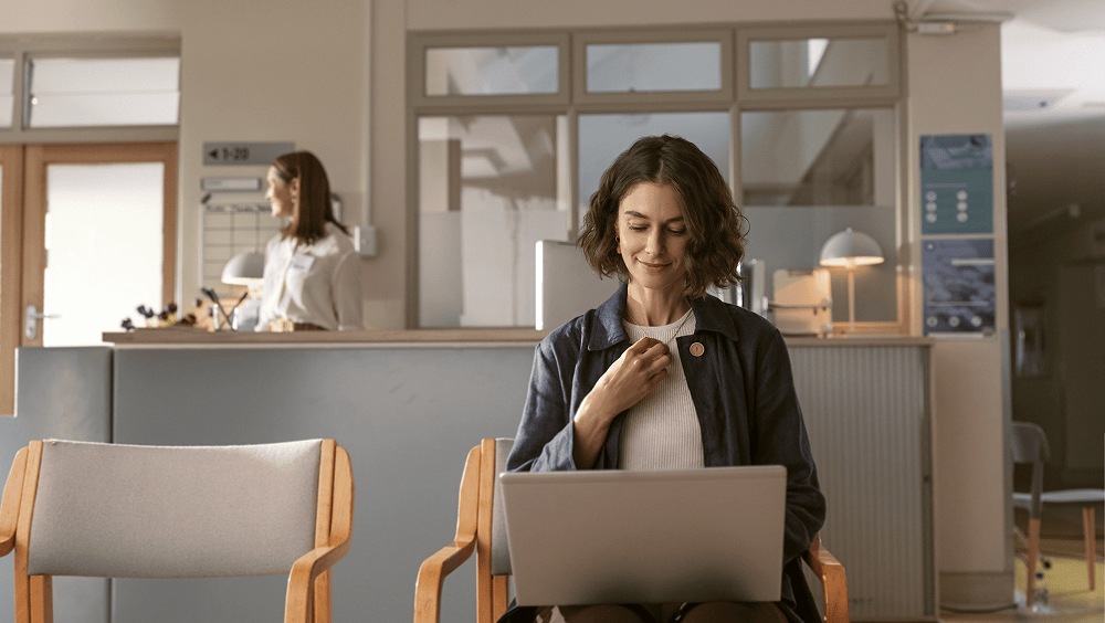 Jeune femme en salle d'attente qui s'informe sur la vaccination du papillomavirus 